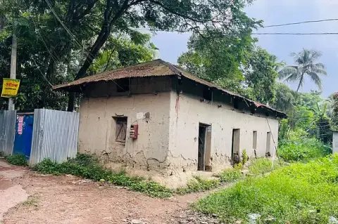 মাটির ঘরে ডাকঘর, ডাকবাক্স খোলা হয়, চিঠি থাকে না
