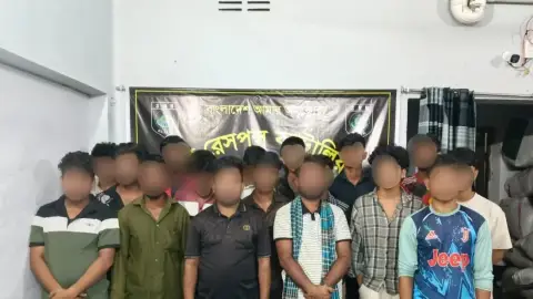 মালয়েশিয়ায় পাচাররের সময় টেকনাফ থেকে ১৭ জনকে উদ্ধার করেছে এসআরবি