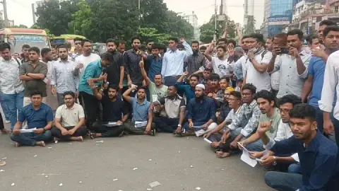 প্রশ্নপত্র ফাঁসের অভিযোগে নিয়োগ পরীক্ষা স্থগিত, সড়ক অবরোধ পরীক্ষার্থীদের