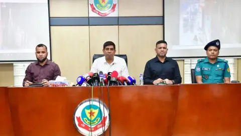 মাদকবিরোধী অভিযানে প্রতিমন্ত্রীর হাতে পিস্তল: আইনি ব্যত্যয় খতিয়ে দেখছে ডিবি