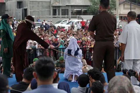 বিবাহিত ও অবিবাহিত—পরকীয়ার ক্ষেত্রে বিধান কী?