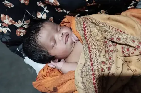 পলিথিনের ব্যাগে নবজাতকের কান্না, ৯৯৯-এ ফোন পেয়ে উদ্ধার