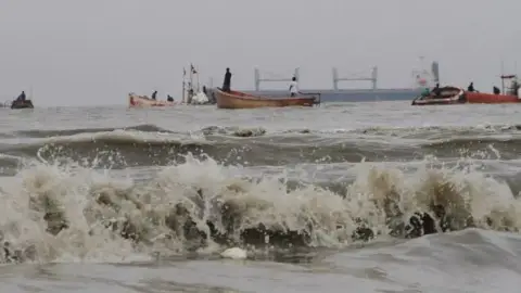 গভীর নিম্নচাপে চট্টগ্রাম-কক্সবাজারে ৩ নম্বর সতর্ক সংকেত