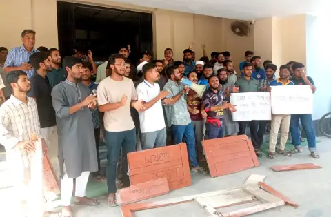 সাপের কামড়ের পর রাবি শিক্ষার্থী আইসিইউতে, প্রাধ্যক্ষের পদত্যাগ দাবি