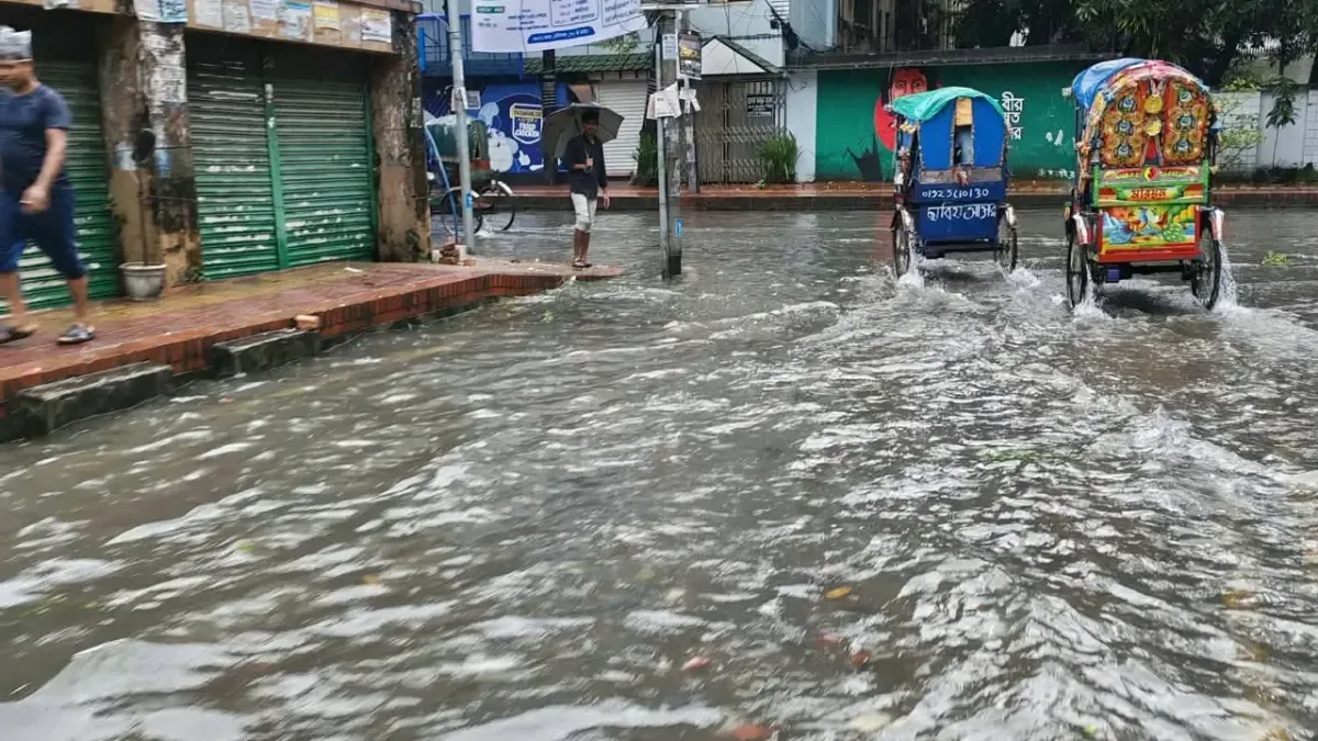 টানা ভারী বর্ষণে ভাসছে ঢাকা, অলিগলিতে হাঁটু থেকে কোমর পানি