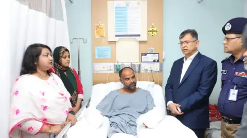 পুলিশ পরিদর্শক শাহ আলামের চিকিৎসার খোঁজ নিলেন স্বরাষ্ট্রমন্ত্রী
