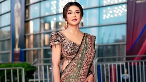 হাসির আড়ালে জয়ার তারুণ্যের ঝলক