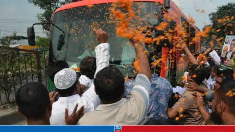 পথে পথে জনতার ফুলেল ভালোবাসায় সিক্ত প্রধানমন্ত্রী