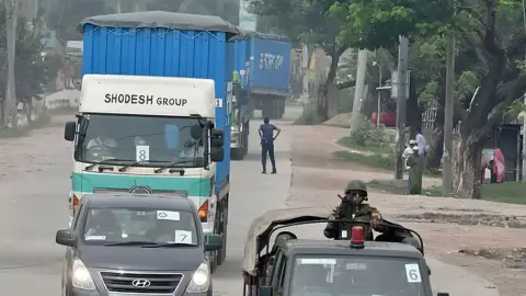 সেনাবাহিনীর কঠোর নিরাপত্তায় বিমানবন্দর থেকে রূপপুরের পথে ইউরেনিয়াম বহনকারী লরিবহর
