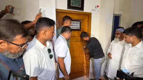 ভিসিকে সঙ্গে নিয়ে রামেবিতে এলেন বিএনপি নেতারা, প্রশাসন কাটল কক্ষের তালা