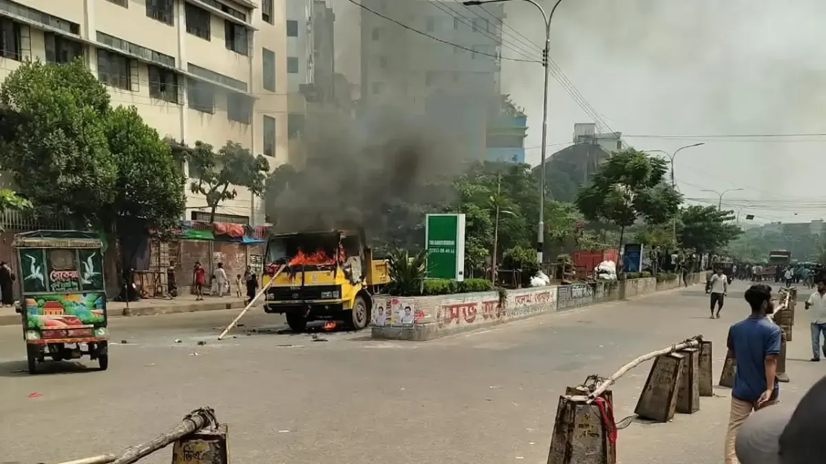 মিরপুরে ফুটপাত উচ্ছেদে উত্তেজনা, গাড়িতে আগুন ও ভাঙচুর