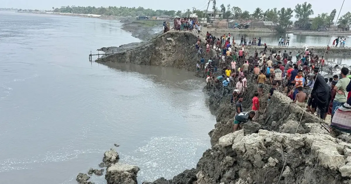 খোলপেটুয়া নদীর জোয়ারে আশাশুনির ১৫০ ফুট বেড়িবাঁধ বিলীন