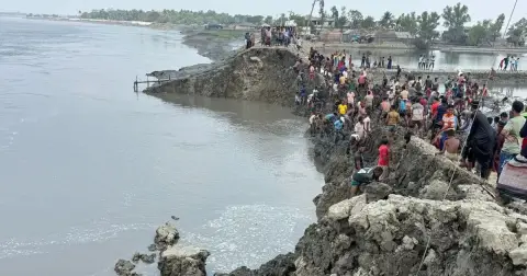 খোলপেটুয়া নদীর জোয়ারে আশাশুনির ১৫০ ফুট বেড়িবাঁধ বিলীন