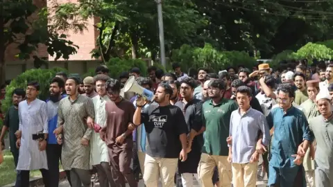 চুয়েটে নতুন ভিসির যোগদানের প্রতিবাদে মিছিল
