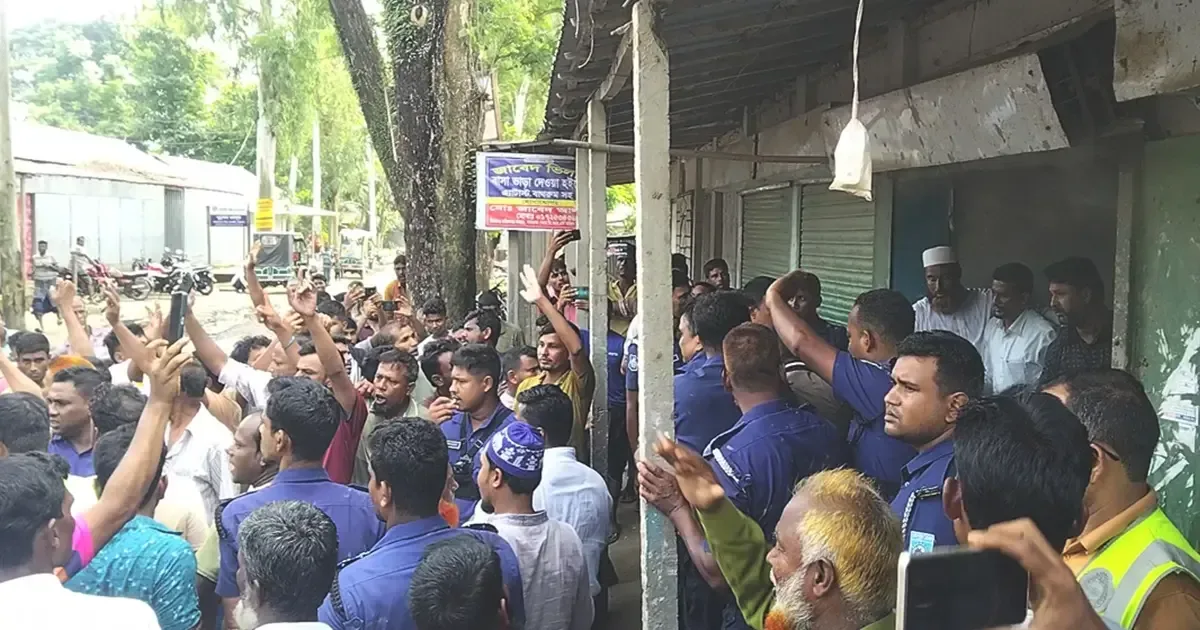 সারের জন্য হাহাকার, কৃষি কর্মকর্তাকে ঘিরে কৃষকদের বিক্ষোভ