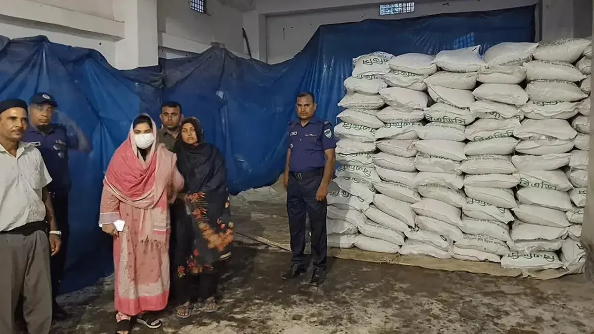 অবৈধভাবে ৪০৩ বস্তা সার উদ্ধার ভ্রাম্যমান আদালতের মামলা